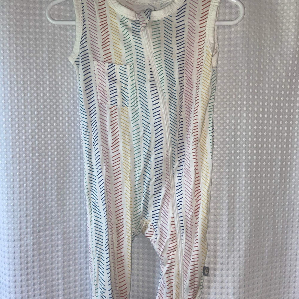 Kyte BABY Rainbow chevron zipper romper